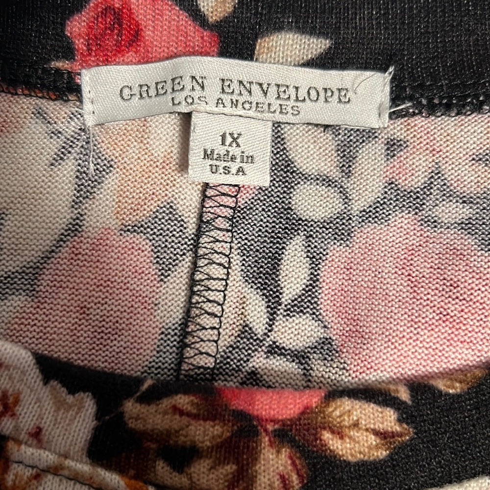 Green Envelope Floral Shark Bite Hem Knit Top Size 1X - Picture 4 of 5